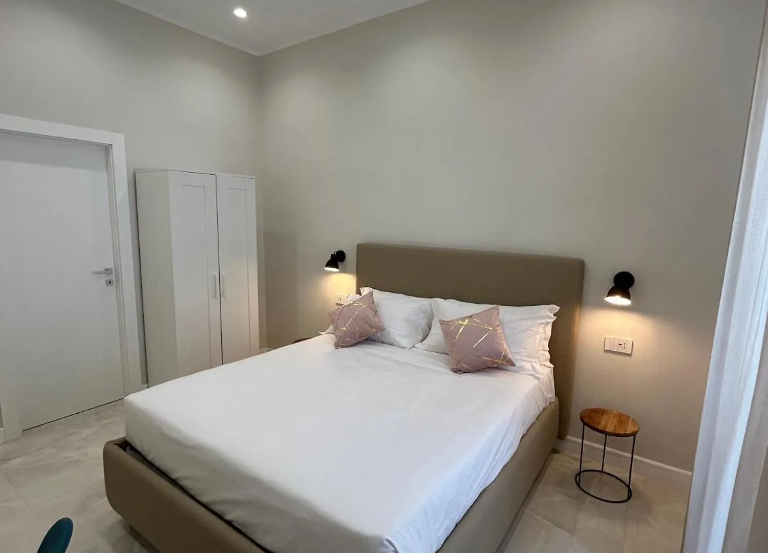 Domus Milone Bed & Breakfast Naples 0*,