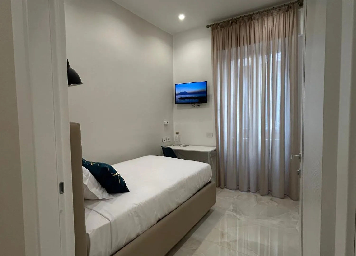 Domus Milone Bed & Breakfast Naples 0*,