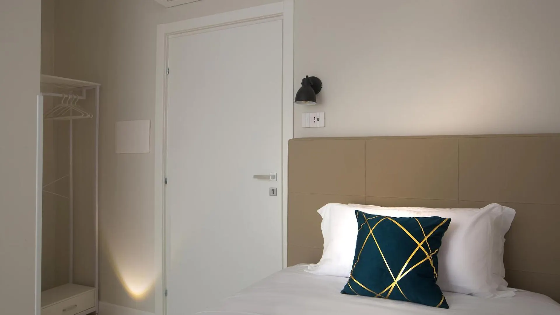 Domus Milone Bed & Breakfast Naples 0*,